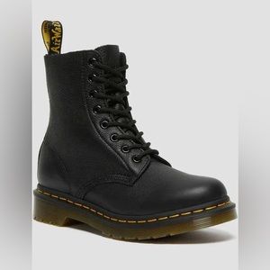 Dr. Martins Black Boots AW004
